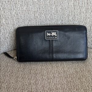 Vintage Coach signature horse and carriage black pebbled leather zip wallet
